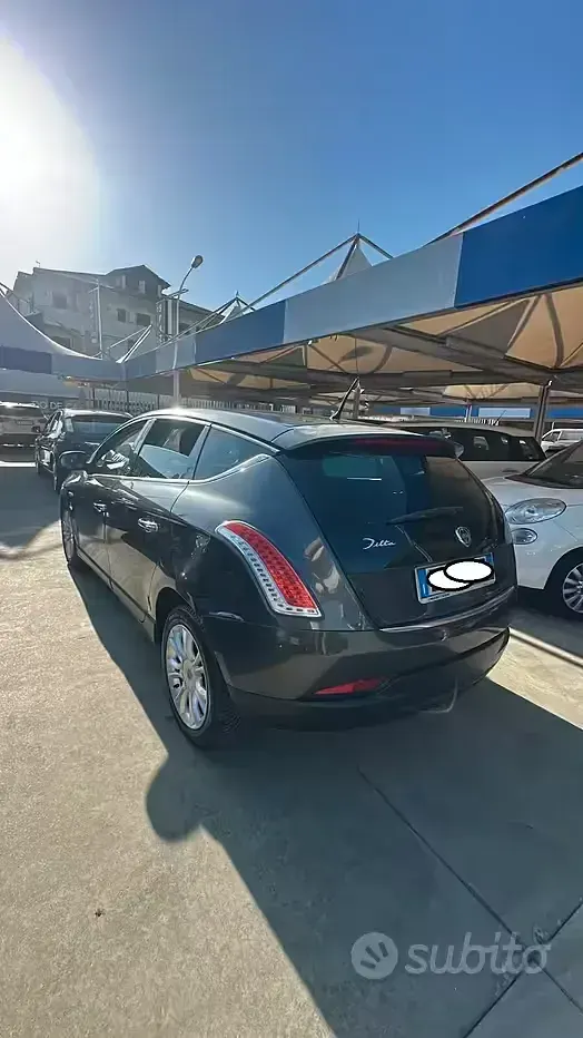 Usata Lancia Delta 120 CV (88 kW) 2012 Grigio Utilitaria