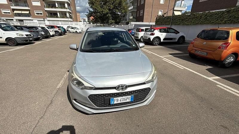Usata Hyundai i20 Style 75 CV (55 kW) 2015 Argento Utilitaria