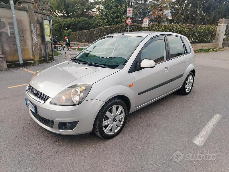 Usata Ford Fiesta Ghia 75 CV (55 kW) 2006 Grigio Utilitaria