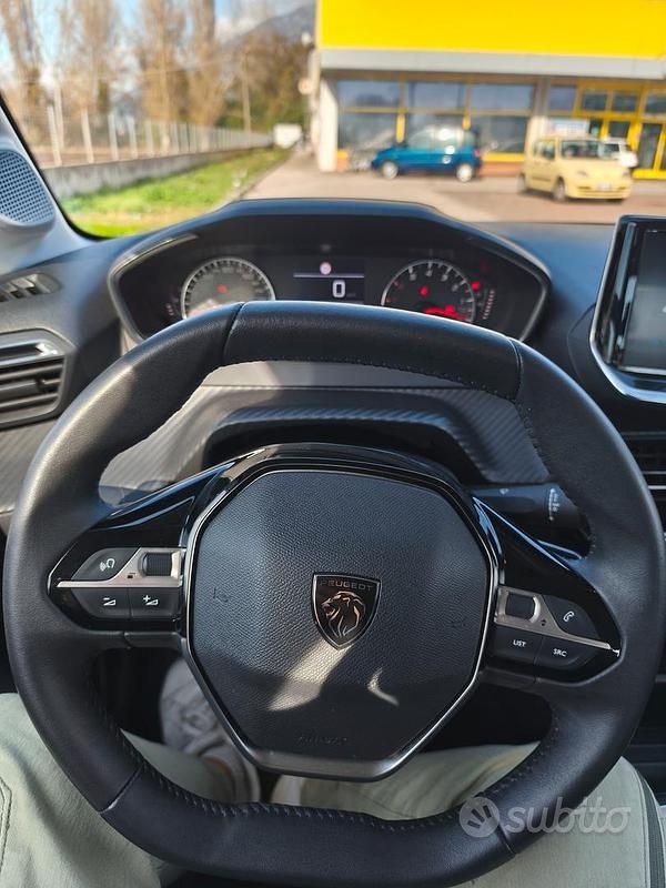 Usata Peugeot 208 2024 Nero Utilitaria