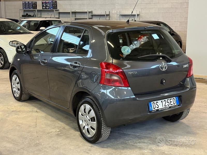 Usata Toyota Yaris Sol 69 CV (50 kW) 2009 Grigio Utilitaria