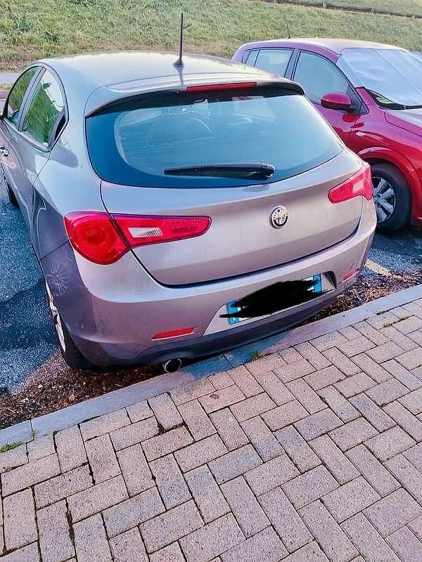 Usata Alfa Romeo Giulietta Distinctive 120 CV (88 kW) 2016 Grigio Berlina