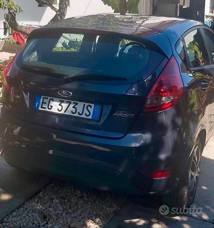Usata Ford Fiesta 70 CV (51 kW) 2011 Blu Berlina