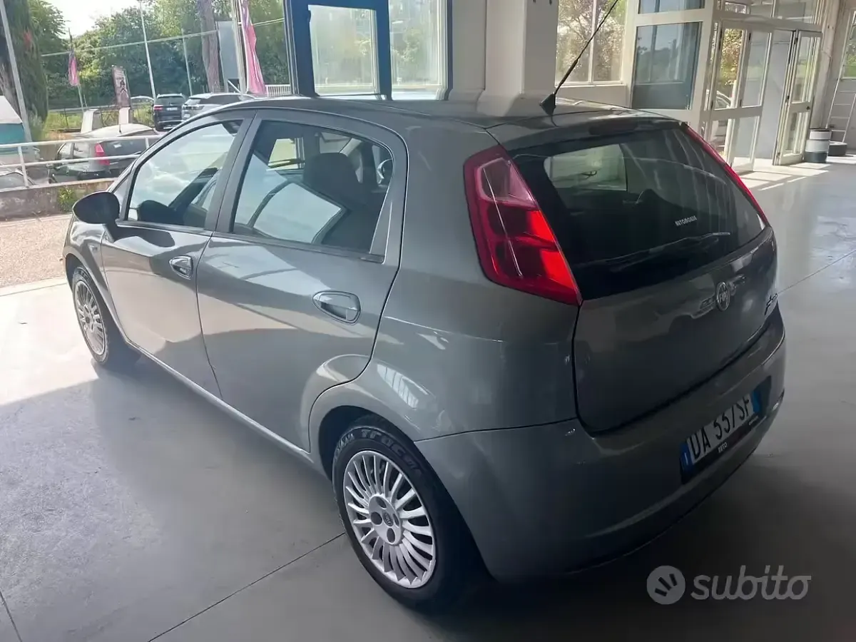 Usado Fiat Grande Punto Dynamic 65 HP (47 kW) 2006 Cinzento Citadino