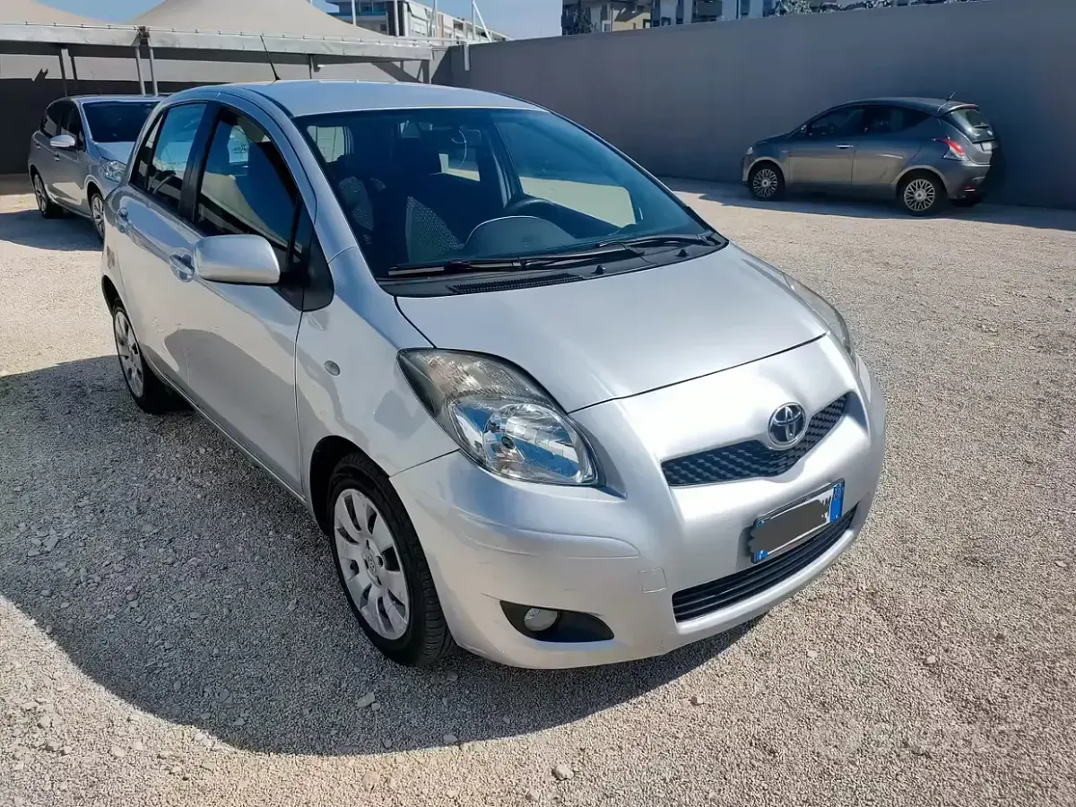 Usata Toyota Yaris Sol 69 CV (50 kW) 2011 Grigio Utilitaria