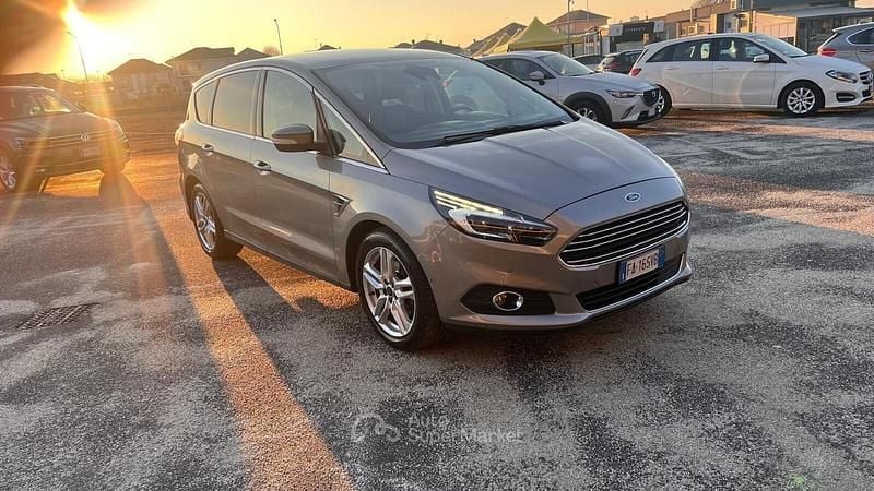 Begagnad Ford S-MAX Titanium 179 HK (131 kW) 2015 Grå Minibuss