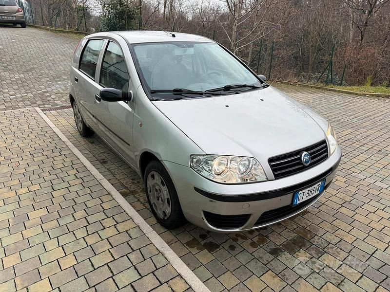Usata 2005 Fiat Punto Tre volumi | 2500 € - Immagine 1/4