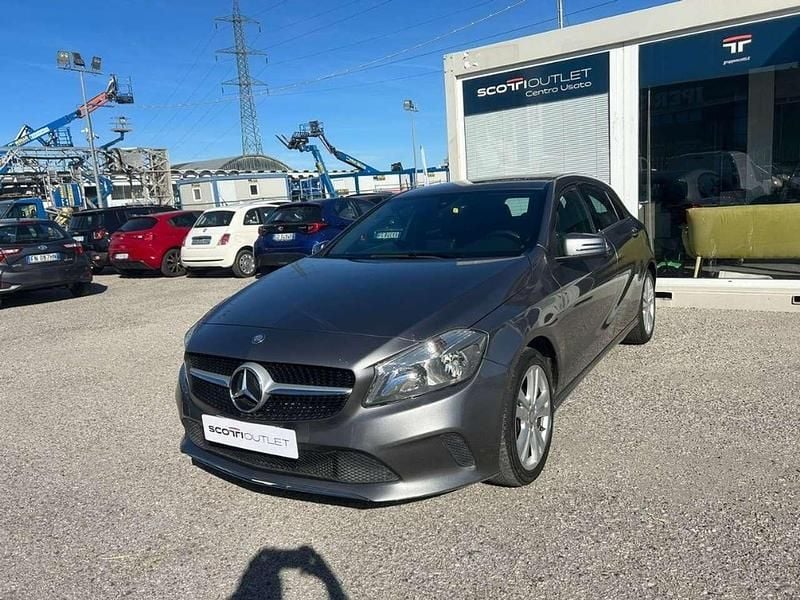 Grigio Usata 2016 Mercedes A180 Executive Tre volumi | 14.300 € (Buon prezzo) - Immagine 1/4