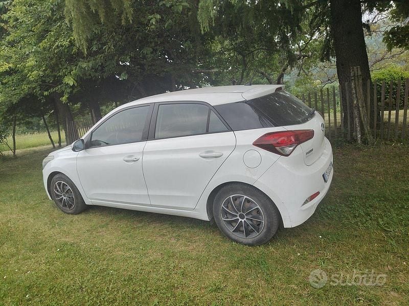 Usata Hyundai i20 75 CV (55 kW) 2015 Bianco Berlina