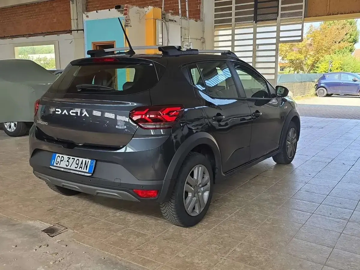 Usata Dacia Sandero Comfort 101 CV (74 kW) 2023 Grigio Berlina
