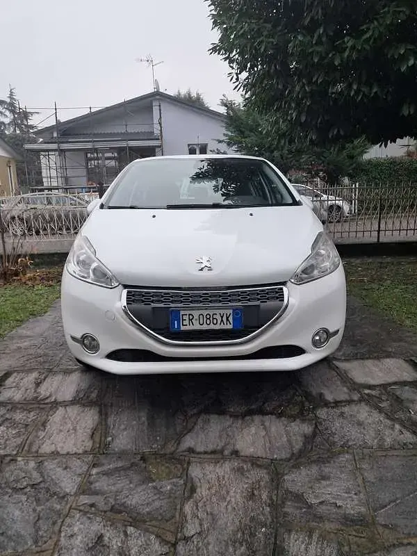 Usata Peugeot 208 Allure 82 CV (60 kW) 2013 Bianco Utilitaria