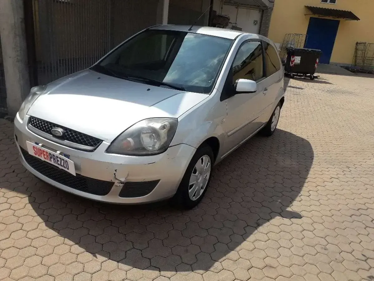 Usata Ford Fiesta Ghia 75 CV (55 kW) 2008 Grigio Utilitaria