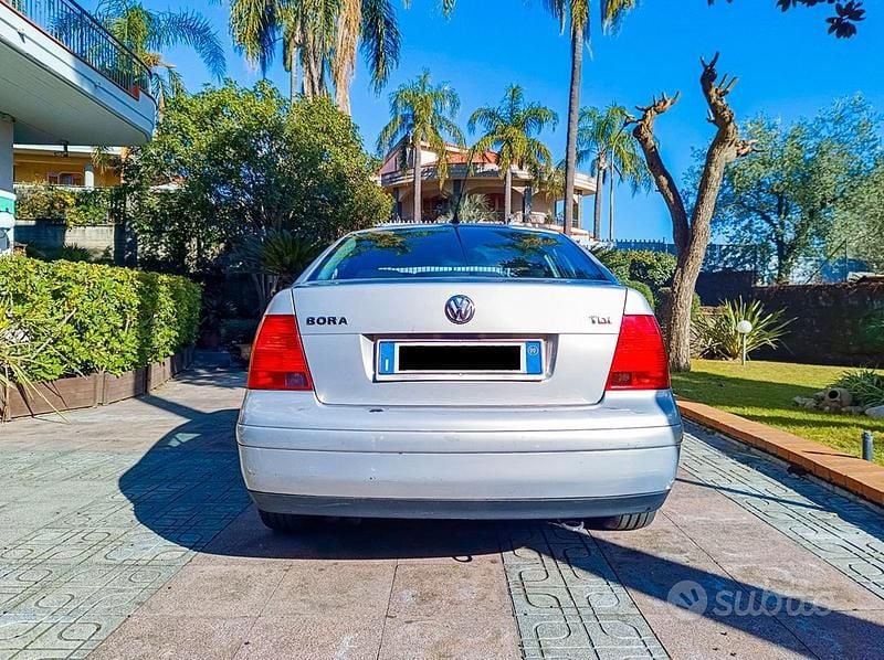 Usado VW Bora 116 CV (85 kW) 1999 Gris Berlina