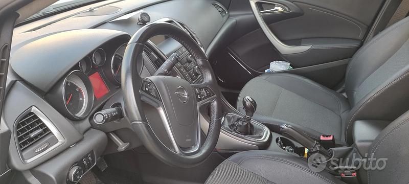 Usata Opel Astra Cosmo 110 CV (80 kW) 2012 Nero Berlina