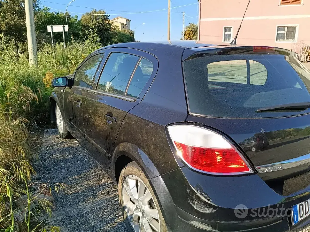 Usata Opel Astra 101 CV (74 kW) 2006 Nero Berlina