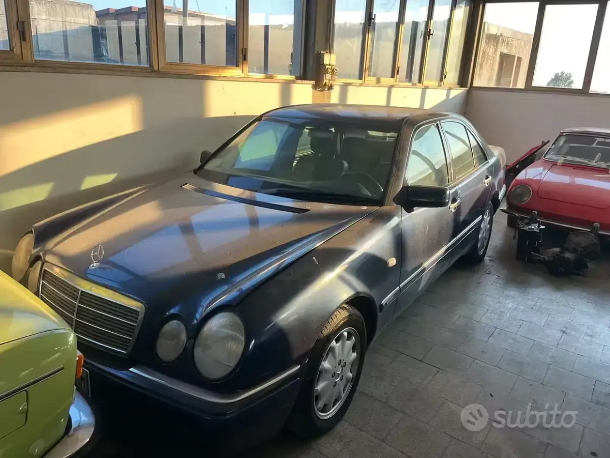 Usata Mercedes E320 Elegance 224 CV (164 kW) 1998 Blu Berlina