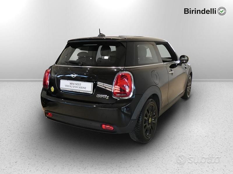 Usata Mini Cooper SE 75 kW (102 CV) 2021 Midnight black metallizzato Utilitaria
