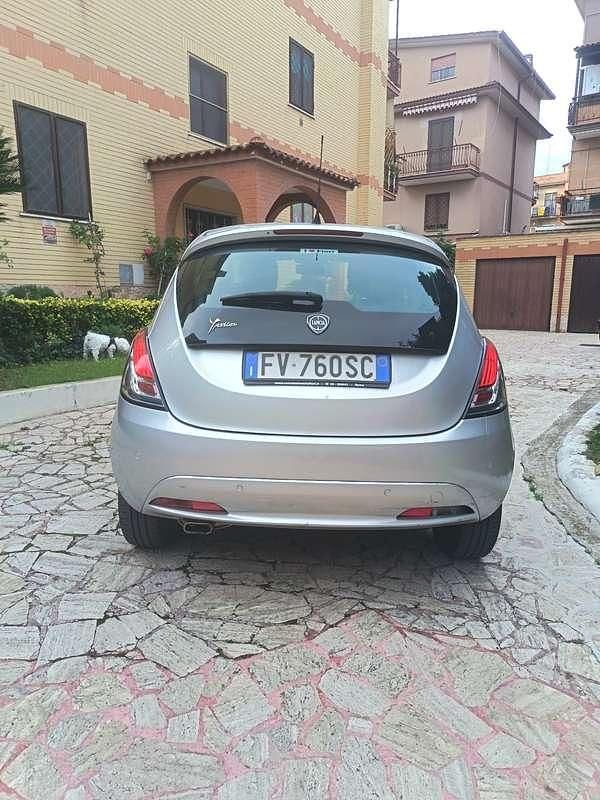 Usata Lancia Ypsilon Gold 69 CV (50 kW) 2019 Grigio Utilitaria