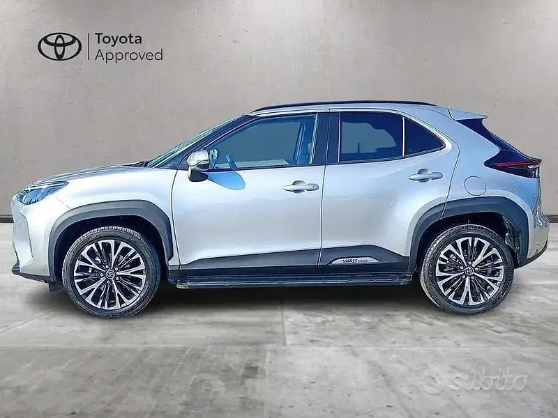 Usata Toyota Yaris Cross Lounge 116 CV (85 kW) 2023 Grigio SUV