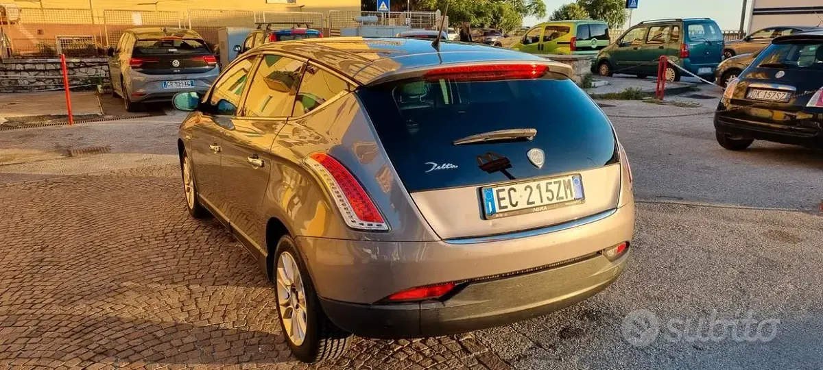 Usata Lancia Delta 120 CV (88 kW) 2010 Grigio Utilitaria