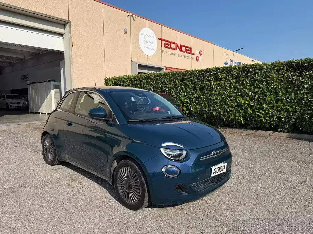 Usata Fiat 500e Action 42 kW (58 CV) 2020 Bluazzurro Berlina