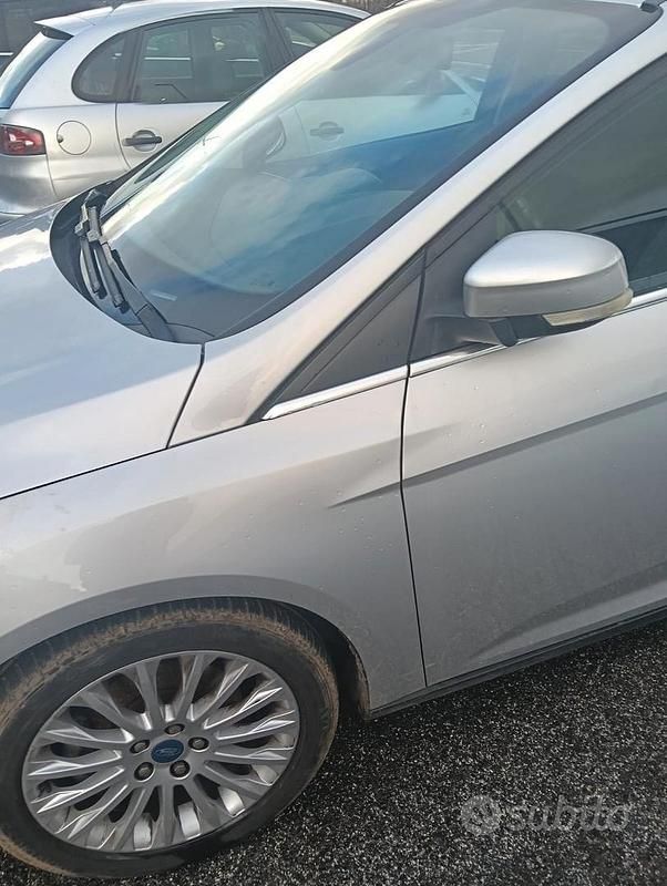 Usata Ford Focus 100 CV (73 kW) 2011 Grigio Berlina