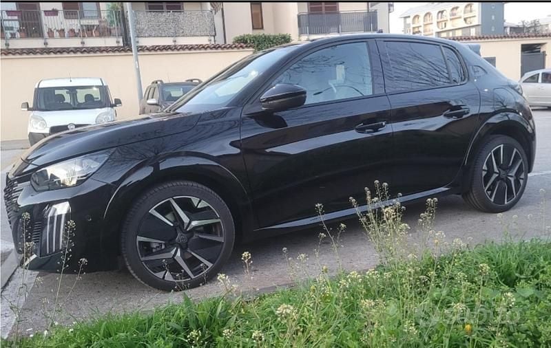Usata Peugeot 208 GT-line 101 CV (74 kW) 2024 Nero Utilitaria