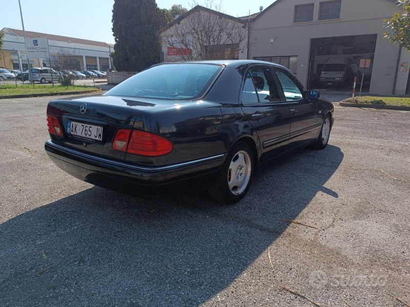 Usata Mercedes E200 Avantgarde 136 CV (100 kW) 1996 Blu Berlina