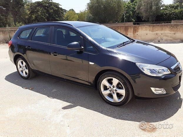 Usata Opel Astra 110 CV (80 kW) 2012 Nero Station wagon