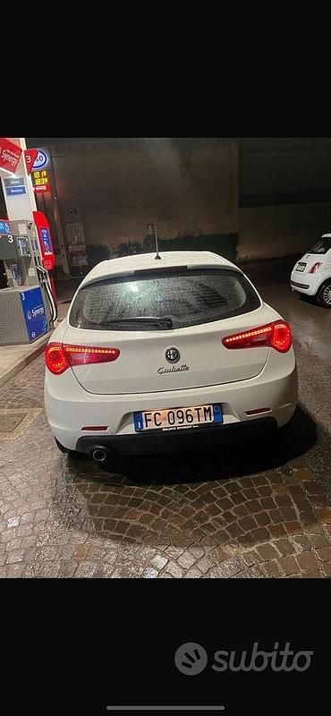 Usata Alfa Romeo Giulietta Distinctive 150 CV (110 kW) 2016 Bianco Utilitaria