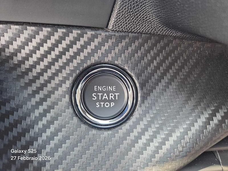 Usata Peugeot 2008 Allure 102 CV (75 kW) 2022 Blu/azzurro SUV