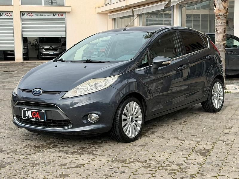 Usata Ford Fiesta Titanium 68 CV (50 kW) 2009 Grigio Utilitaria