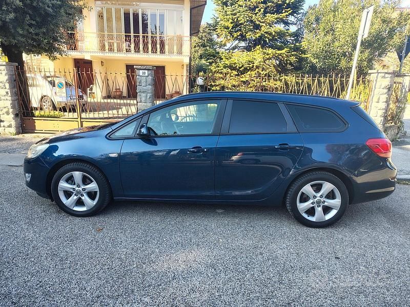 Usata Opel Astra Cosmo 125 CV (91 kW) 2011 Blu Station wagon