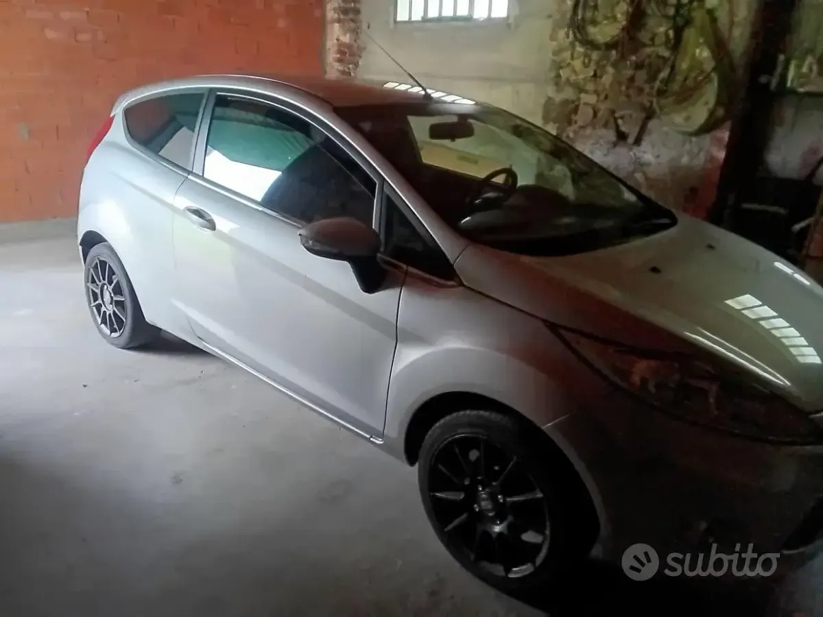Usata Ford Fiesta Titanium 82 CV (60 kW) 2009 Grigio Berlina