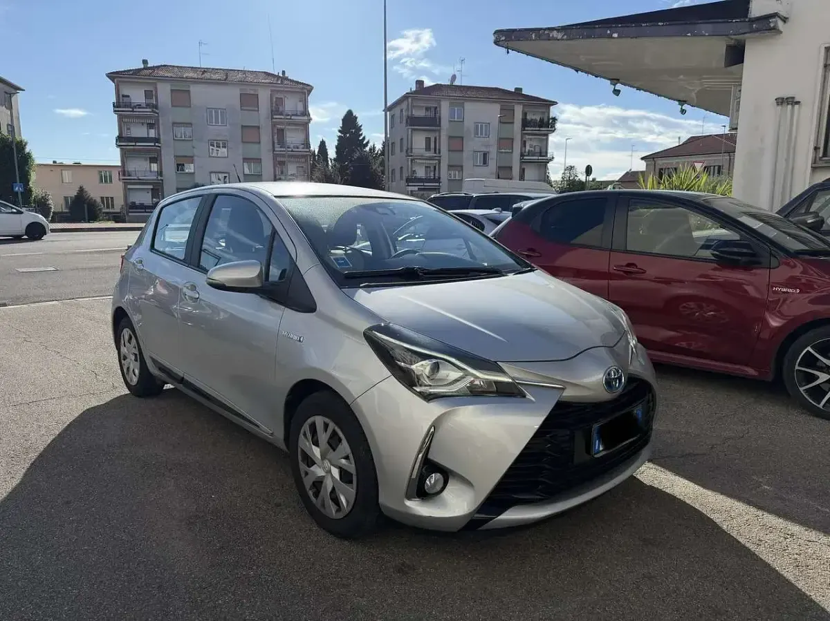 Usata Toyota Yaris Hybrid Active 73 CV (53 kW) 2019 Argento Berlina