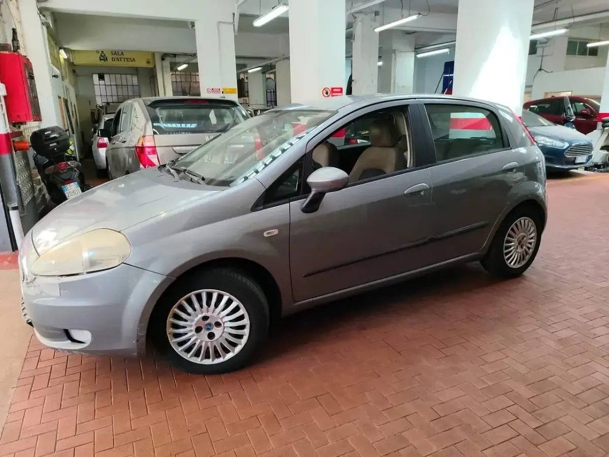 Usata Fiat Grande Punto Dynamic 74 CV (54 kW) 2006 Grigio Utilitaria