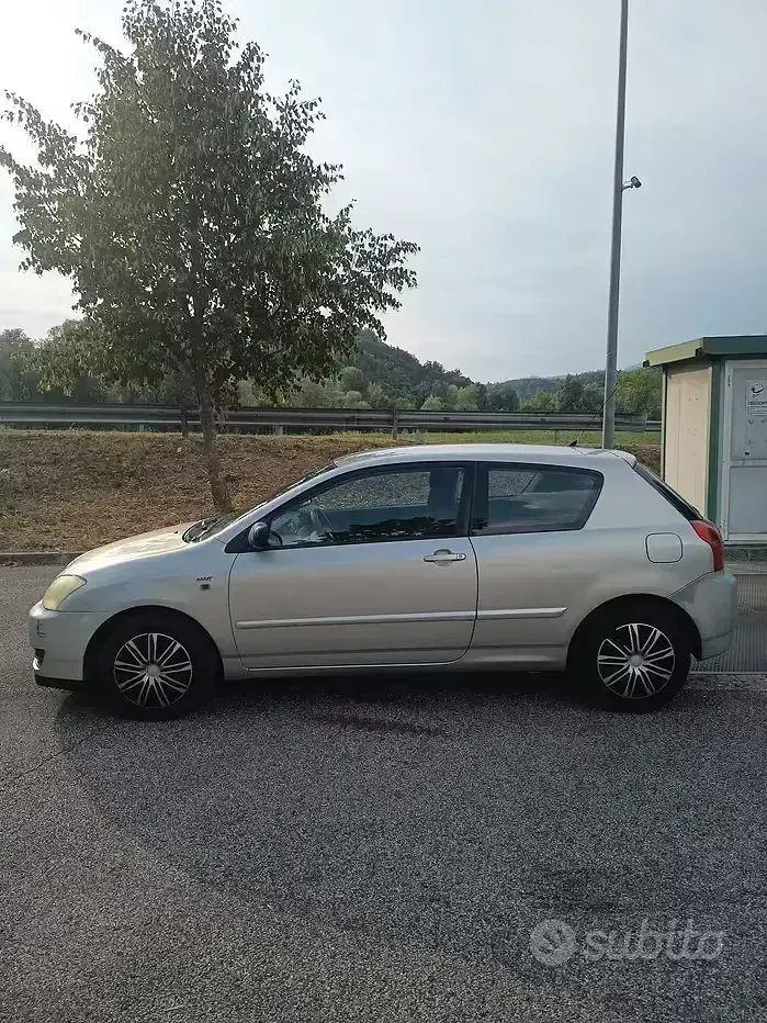 Usata Toyota Corolla 90 CV (66 kW) 2005 Grigio Berlina