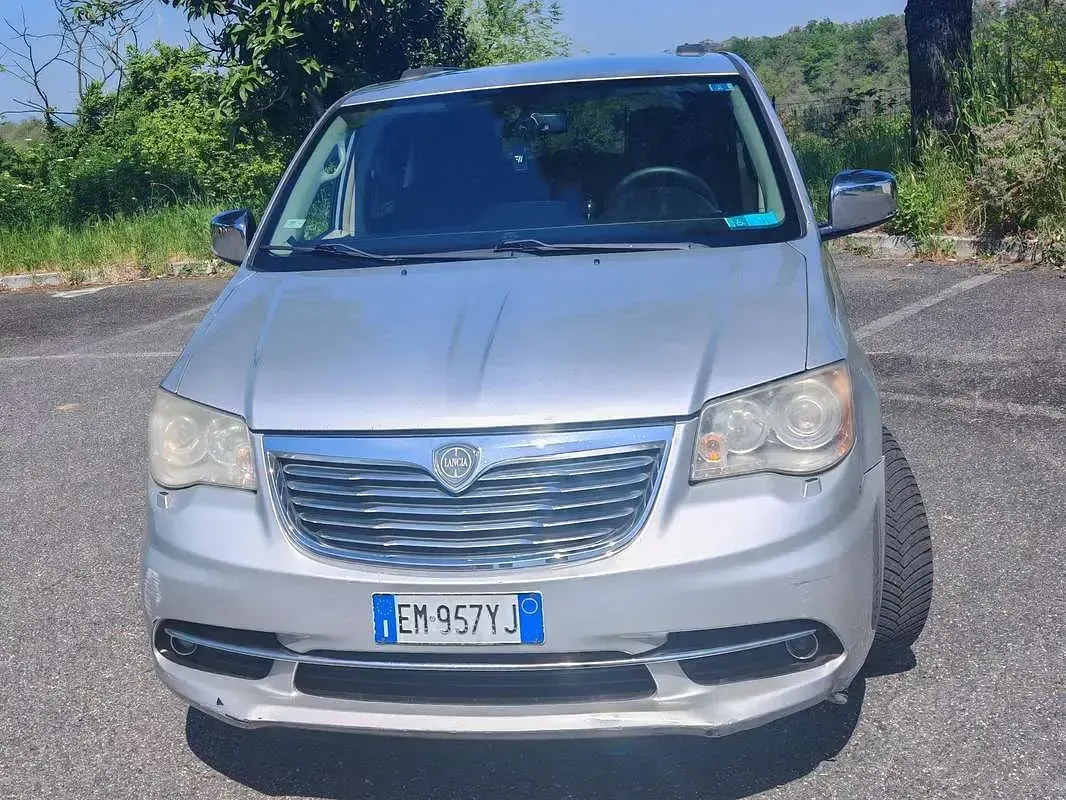 Usata Lancia Voyager Platinum 163 CV (119 kW) 2012 Argento Monovolume