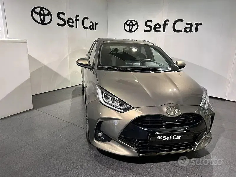 Usata Toyota Yaris Hybrid Lounge 131 CV (96 kW) 2024 Marrone Berlina