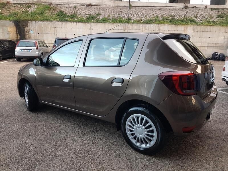 Usata Dacia Sandero Essentiel 73 CV (53 kW) 2018 Bronzo Utilitaria