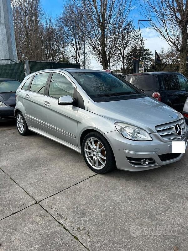 Usata Mercedes B200 Premium 140 CV (102 kW) 2011 Grigio Monovolume