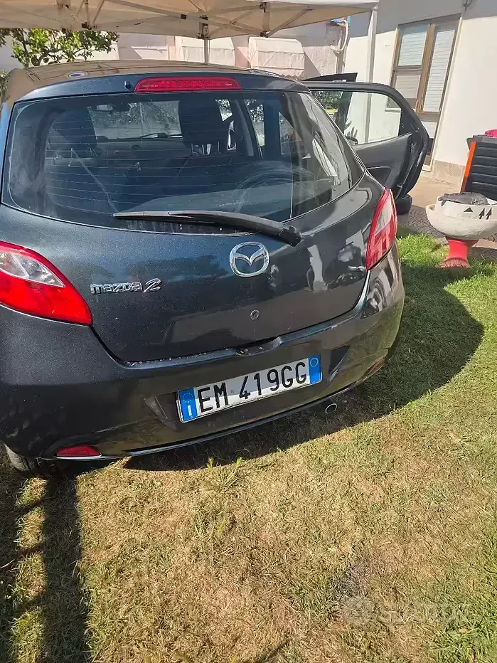 Usata Mazda 2 Energy 75 CV (55 kW) 2012 Grigio Utilitaria