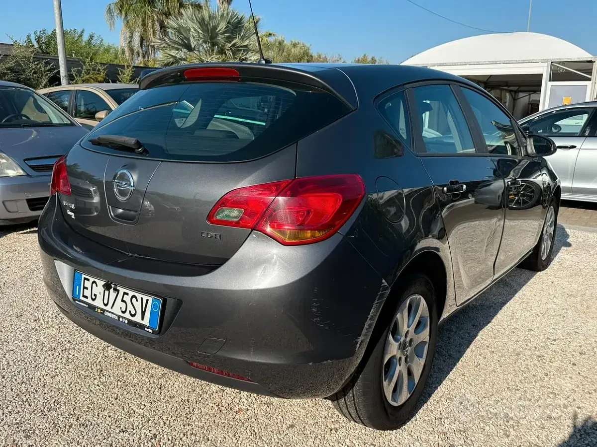 Usata Opel Astra Cosmo 110 CV (80 kW) 2012 Grigio Berlina
