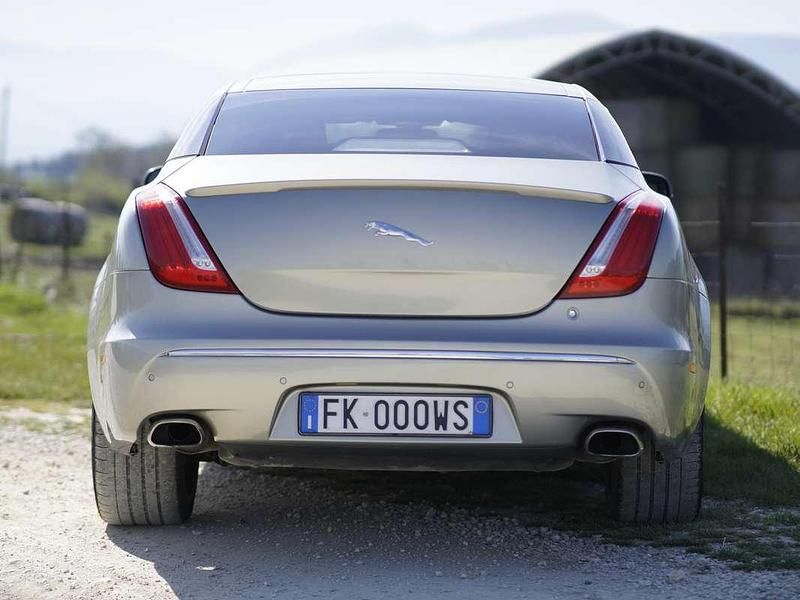 Usata Jaguar XJ Premium Luxury 275 CV (202 kW) 2012 Argento Berlina