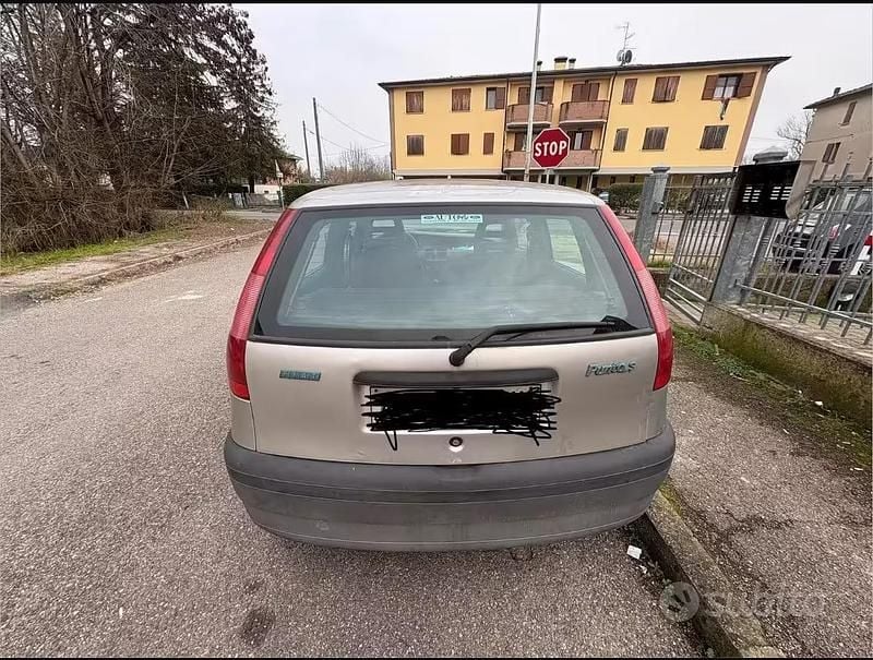 Usado Fiat Punto 54 CV (39 kW) 1999 Gris Berlina
