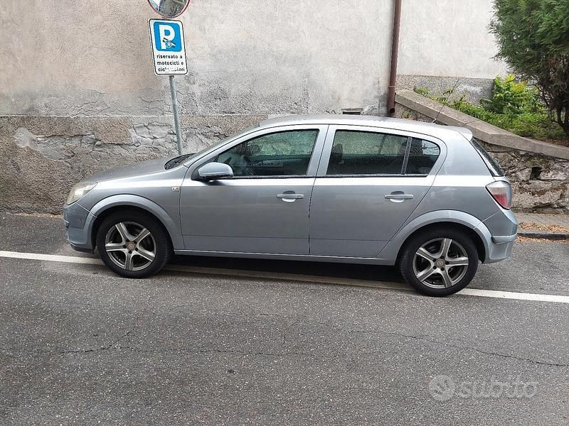 Usata Opel Astra Enjoy 101 CV (74 kW) 2004 Berlina