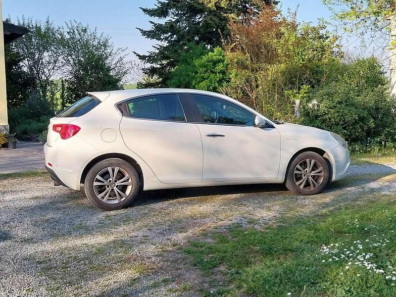 Usata Alfa Romeo Giulietta Distinctive 140 CV (102 kW) 2011 Bianco Utilitaria
