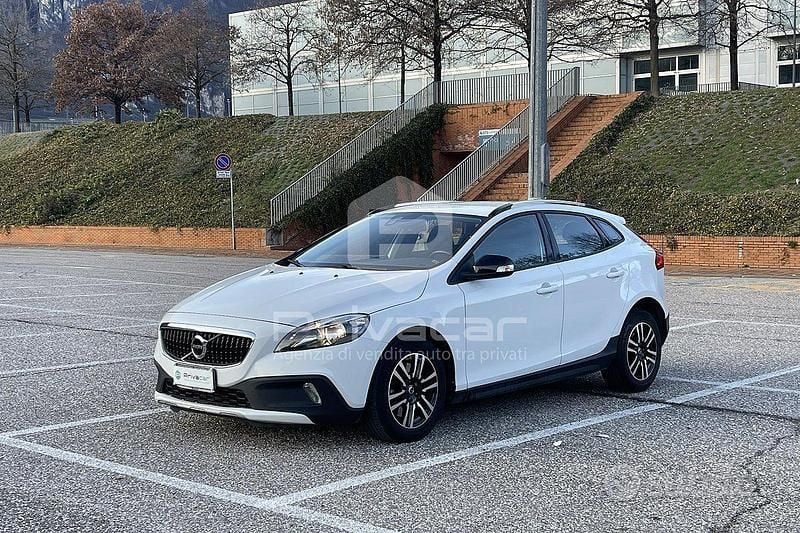Usata Volvo V40 Momentum 120 CV (88 kW) 2017 Bianco Utilitaria