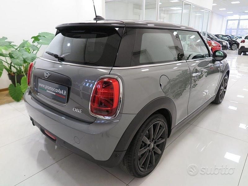 Usata Mini ONE 102 CV (75 kW) 2018 Grigio Utilitaria