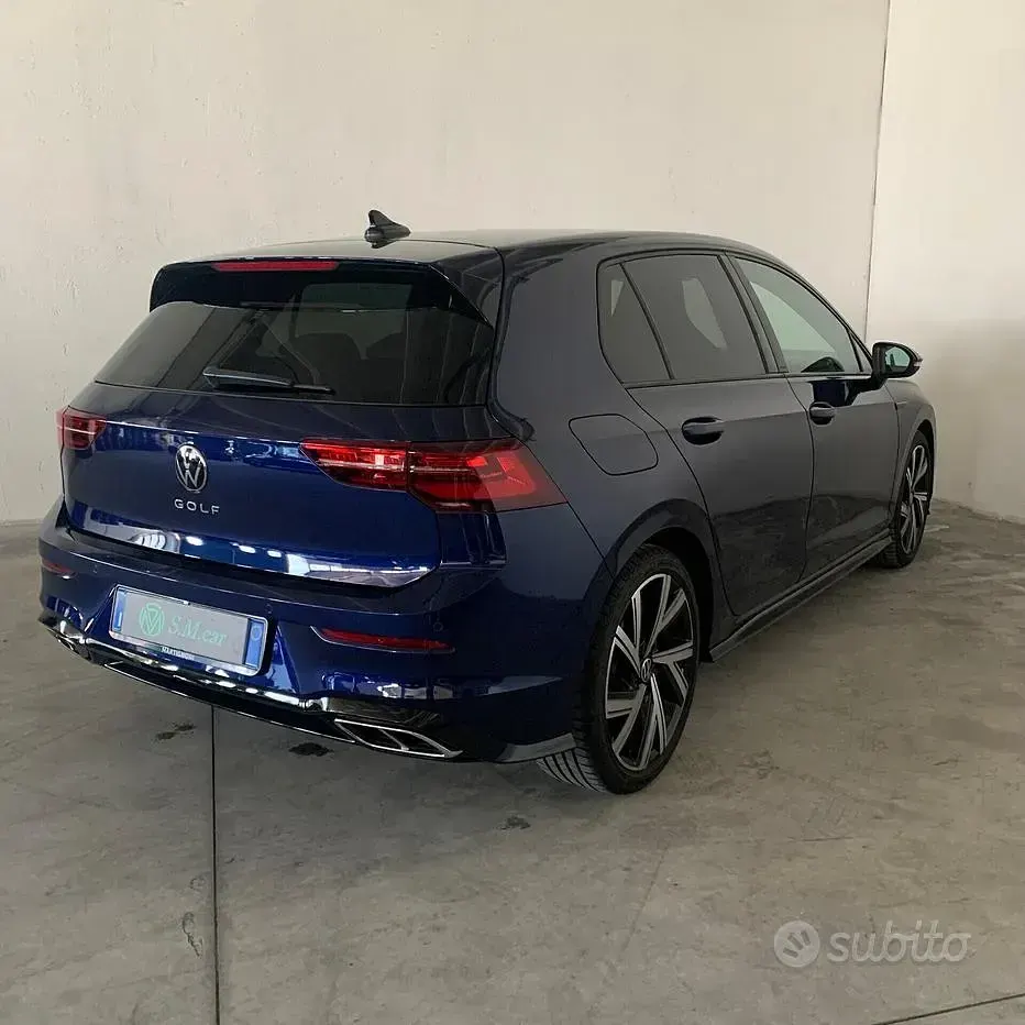 Usata VW Golf VIII R-line 150 CV (110 kW) 2023 Atlantic blue Berlina